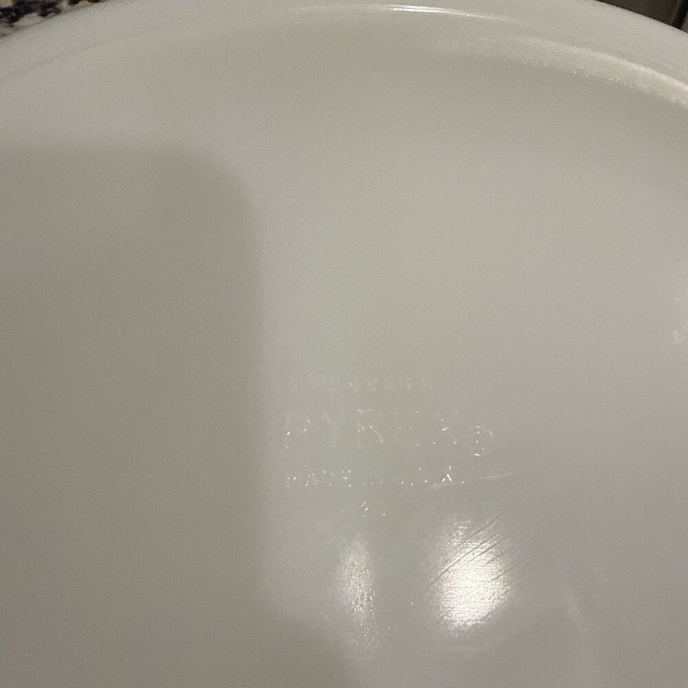 PYREX Casserole 1 1/2 Qt Snowflake White Oval Divided Dish No Lid Vintage - Picture 5 of 6
